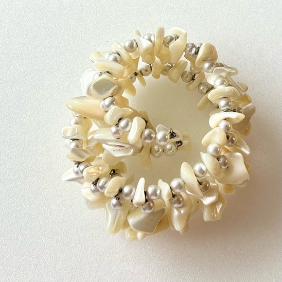 Vintage Glass Pearls and Mother Of Pearl Chips Bangle 8.5โ Flexible 1.25โ Wide - Picture 7 of 8
